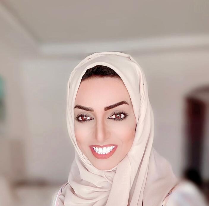 عائشة المشوي أول مرشد سياحي إماراتي