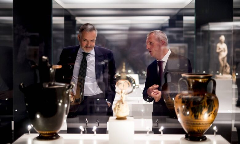 هارتفيغ فيشر مدير المتحف البريطاني مع الخبير بيتر هيغز