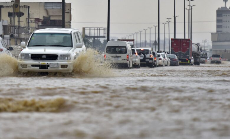 أمطار رعدية وسيول وأمواج عالية تضرب السعودية