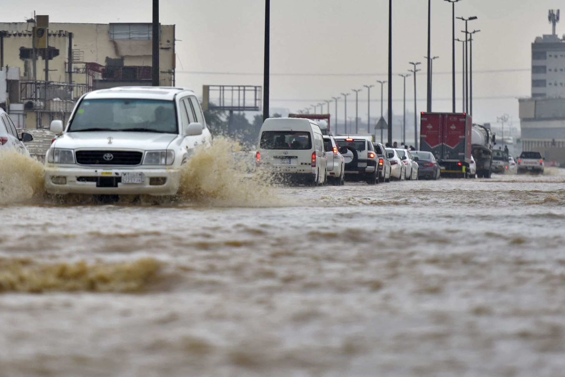 أمطار رعدية وسيول وأمواج عالية تضرب السعودية