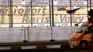 سلطات فرنسا تحتجز 300 راكب