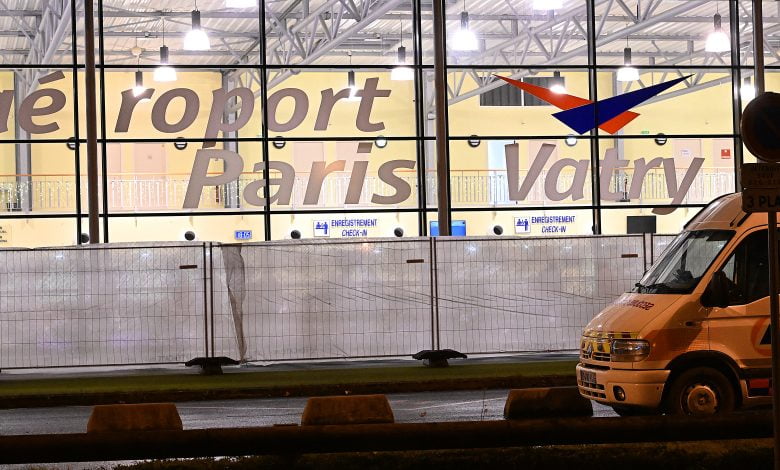 سلطات فرنسا تحتجز 300 راكب