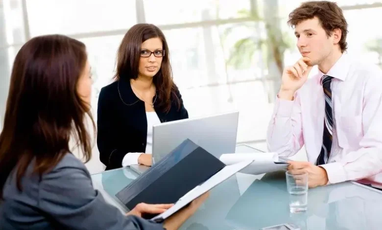 مسؤول مبيعات في الفنادق