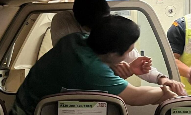 سائح كندي يفتح باب طائرة