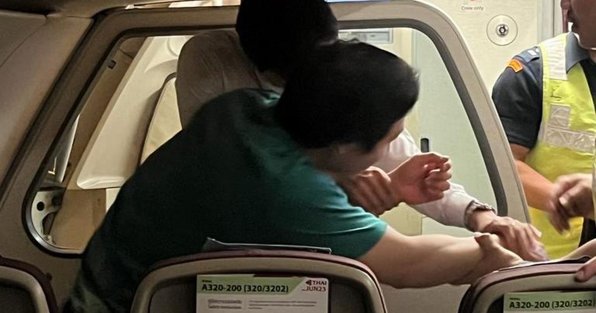 سائح كندي يفتح باب طائرة
