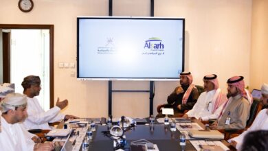 وفد من وزارة التراث والسياحة العمانية