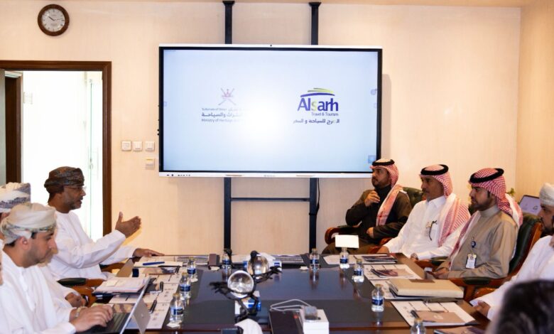 وفد من وزارة التراث والسياحة العمانية