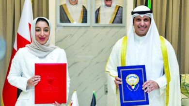 جانب من التوقيع