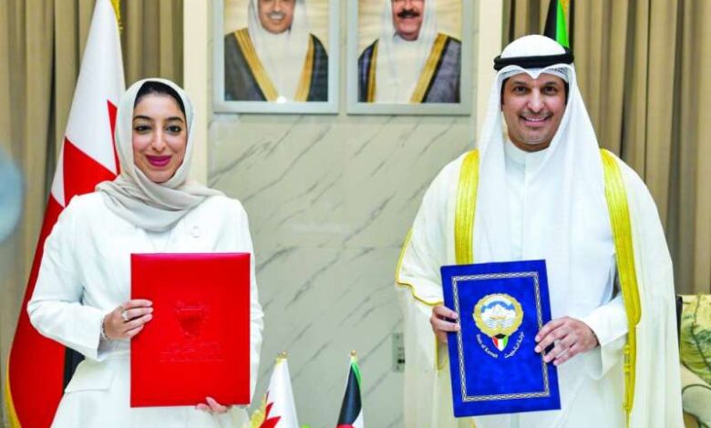 جانب من التوقيع