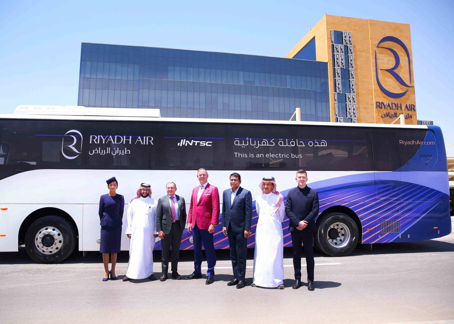 طيران الرياض يطلق أولى حافلاته الكهربائية