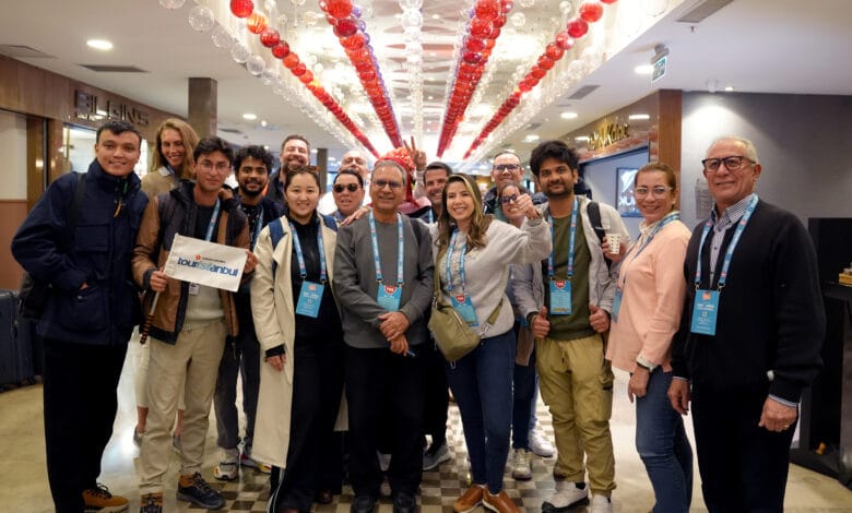 ركاب الترانزيت يتجولون بإسطنبول