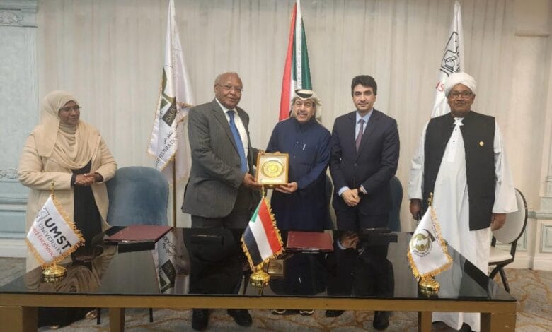 جانب من التوقيع