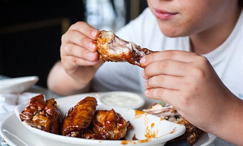 تناول الدجاج