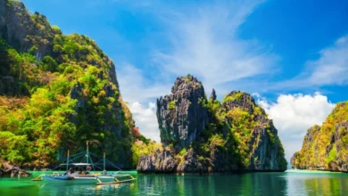 قارب فلبيني تقليدي في البحيرة الزرقاء بمقاطعة إل نيدو