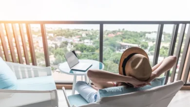 امرأة تسترخي في الفندق