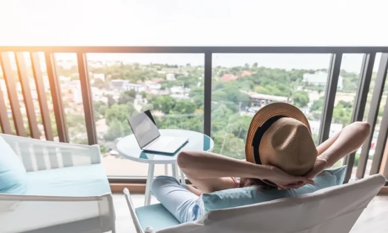 امرأة تسترخي في الفندق