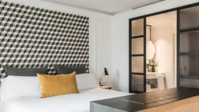 غرفة عصرية في فندق سيراس