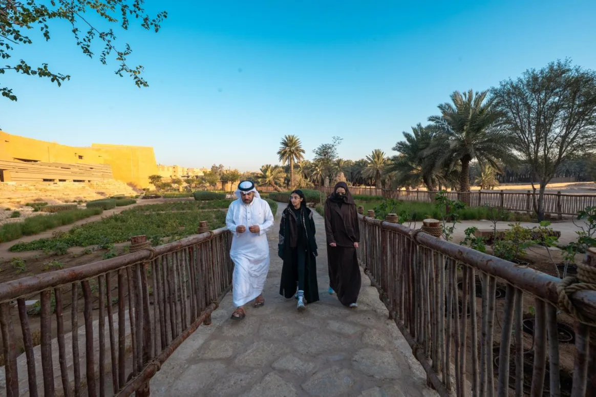 ممشاك في عزّك وملفاك