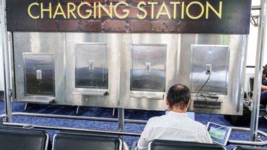 شحن هواتف في المطار