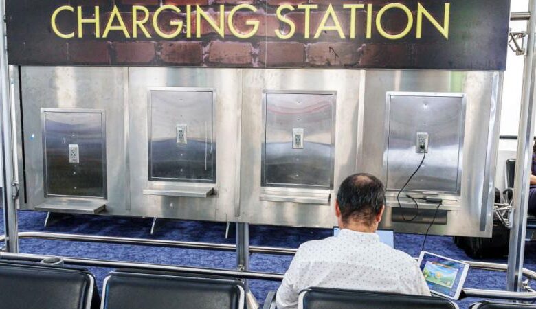 شحن هواتف في المطار