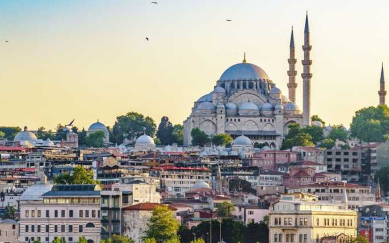 كيف عاد الطلب السياحي إلى 4 دول شرق المتوسط بعد تراجع الحجوزات؟