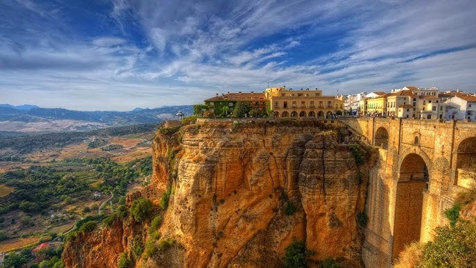 مدينة أندلسية شيدت فوق الجروف ويخترقها وادٍ بعمق 100 متر