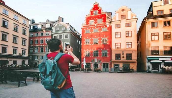 موجة حر تدفع آلاف السياح إلى الدول الإسكندنافية وسط تحذيرات تشمل 16 مدينة