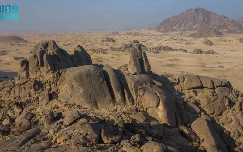 جبل أبو صادع في الليث يوثق 1000 عام من مسارات القوافل والحج التاريخية