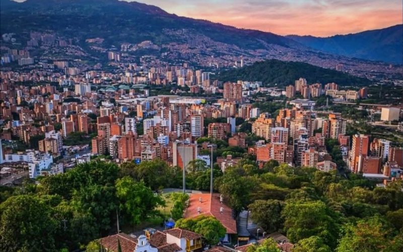 Medellín ثاني أكبر مدن كولومبيا بـ 2.6 مليون نسمة في قلب الأنديز