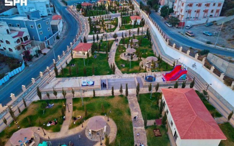 51 جلسة عائلية و13 مظلة تقاوم حرارة الصيف في قلب حديقة الحسام بالباحة
