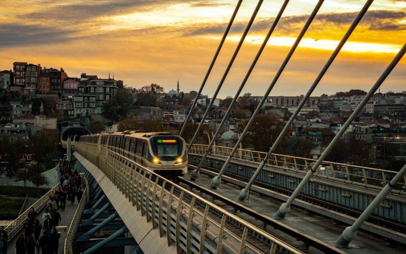 8 خطوات تساعد المسافرين على استخدام وسائل النقل العام بسهولة أثناء السفر