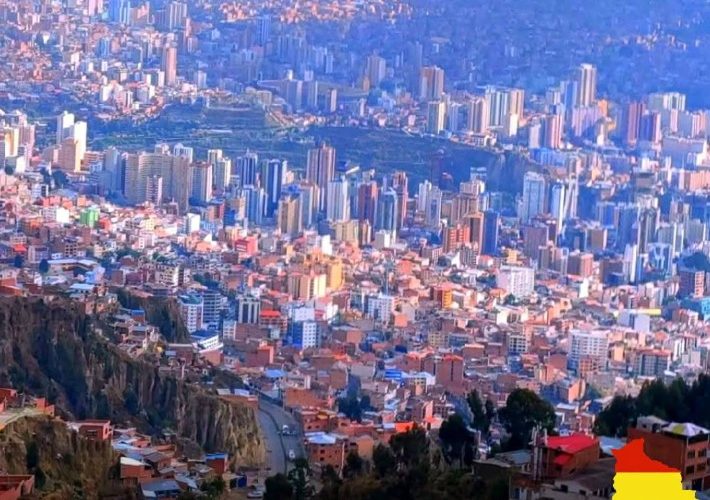 مدينة ترتفع بين جبال الأنديز وتحتضن جبل إيليماني في العاصمة البوليفية
